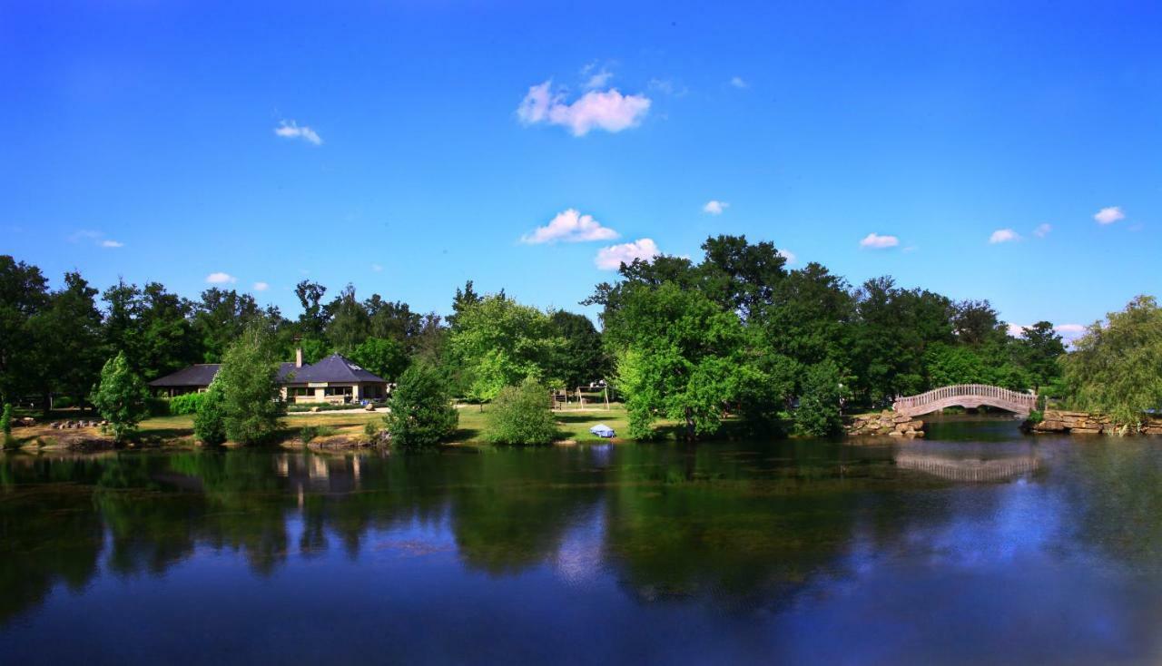 Camping Etang Du Camp Senergues Exterior photo